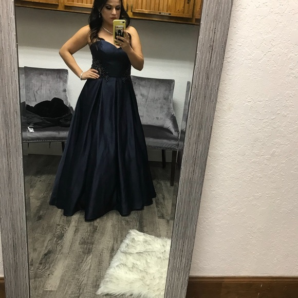 Gently Used Evening/Prom/Holiday Gown - Picture 9 of 9